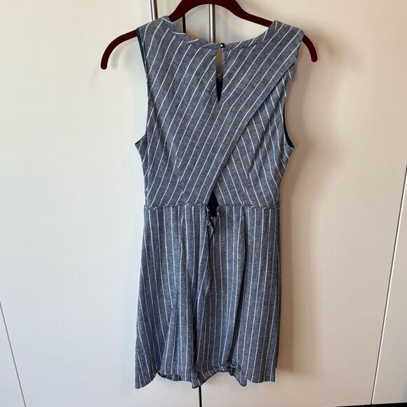 Ann Taylor Loft Blue/White Linen blend dress, back peek-a-boo detail. Size 6 - Picture 3 of 5